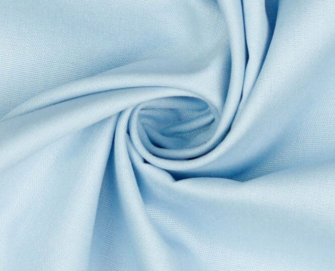 Tecido de algodão liso em tons de azul claro